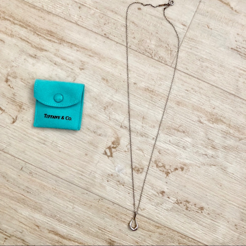 Tiffany & Co. Silver Teardrop Pendant Necklace with Tiffany Blue Pouch